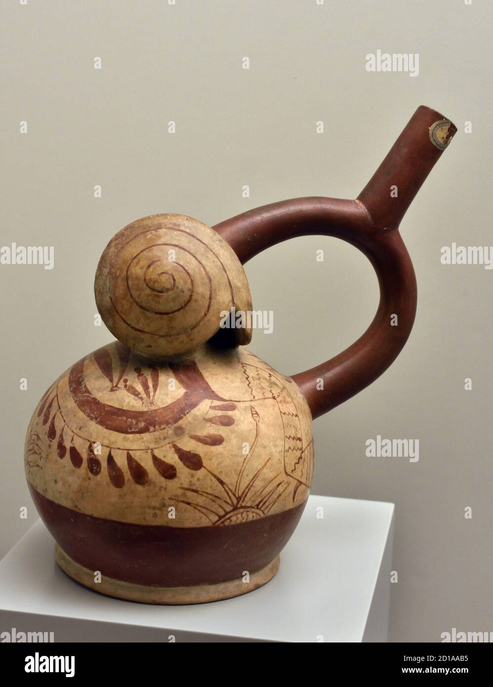 Szenen von Schnecken im Zusammenhang mit Mythen der Herkunft Moche oder Mochica 100 AD - 700 AD. Keramik Sie lebten in den Küstentälern im Norden Perus. Wie andere peruanische Kulturen bauten Bauern Kanäle, um ihre Ernte zu bewässern, (kriegerische Menschen und Krieger) Stockfoto