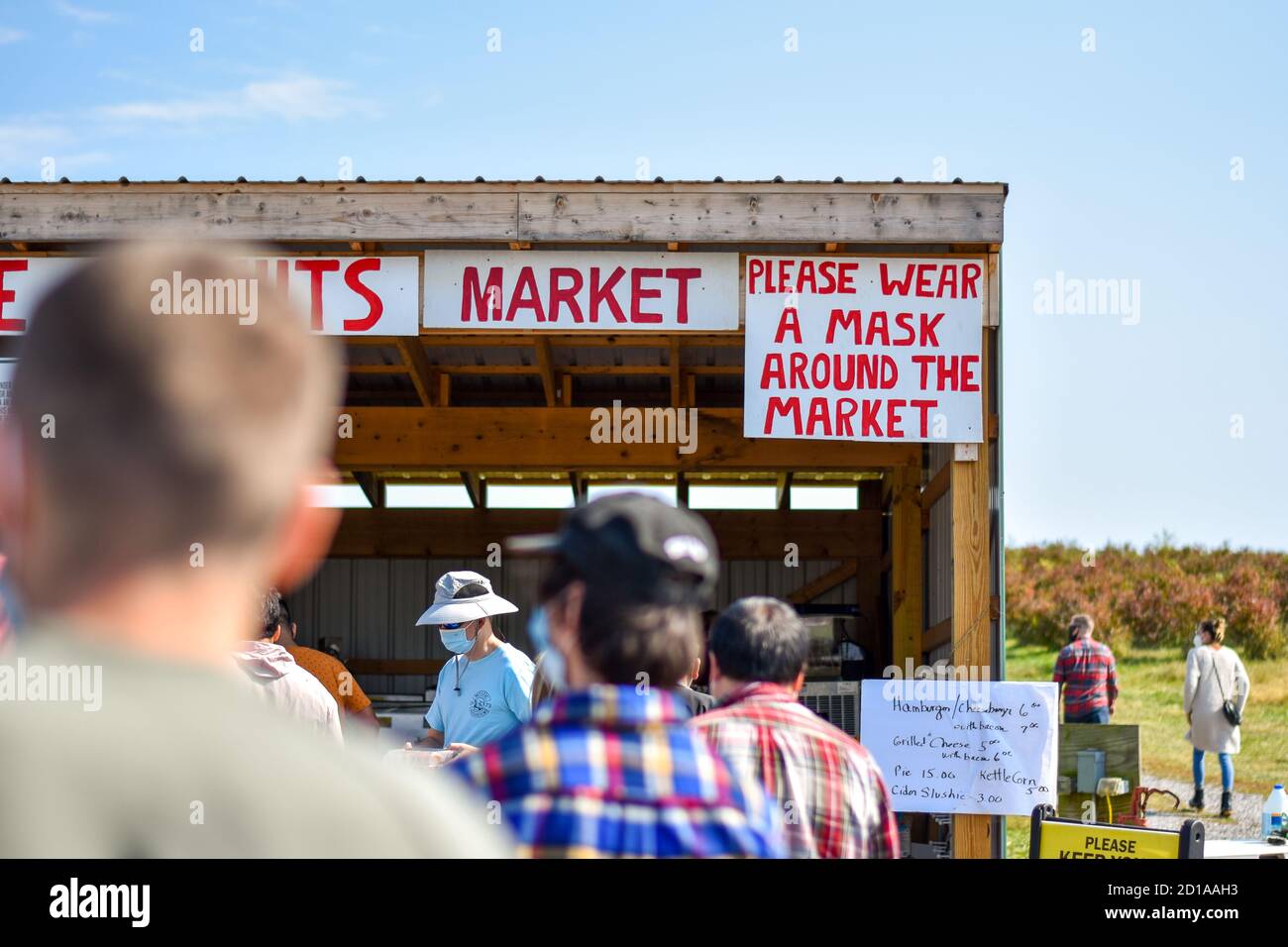 Touristen besuchen Heartland Farm in Markham, Virginia. Schild sagt: „Bitte tragen Sie eine Maske“ aufgrund einer Coronavirus-Pandemie. Konzept für Agrotourismus während COVID. Stockfoto