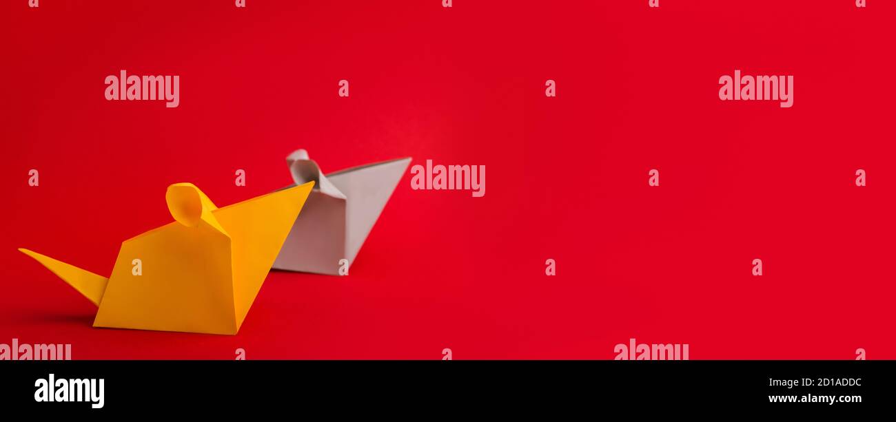 Weißes und gelbes Origami-Symbol von 2020 auf rotem Hintergrund Stockfoto