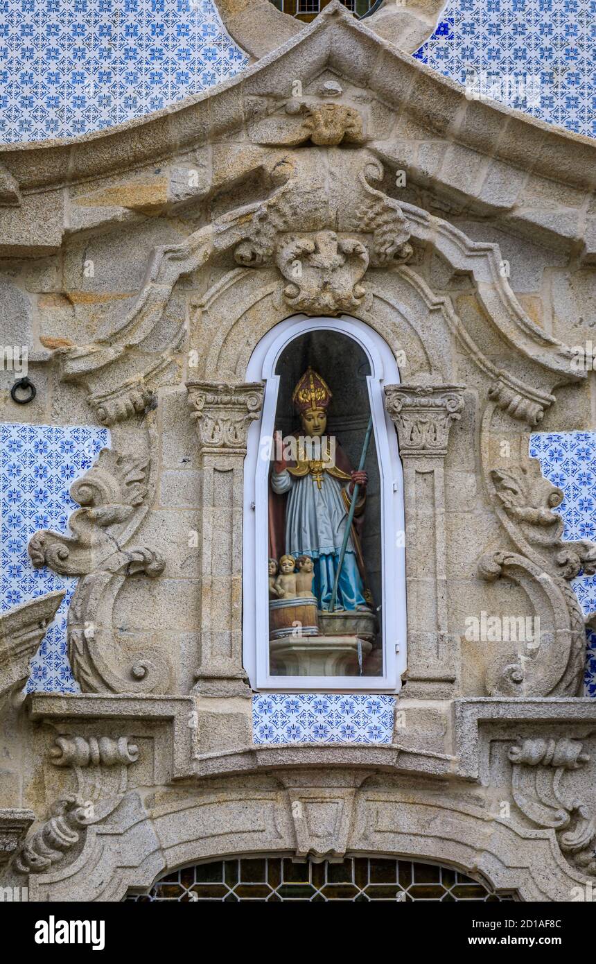 Porto, Portugal - 30. Mai 2018: Details der Fassade Statue des Heiligen Nikolaus in der Pfarrkirche St. Nikolaus oder Igreja de Sao Nicolau Stockfoto