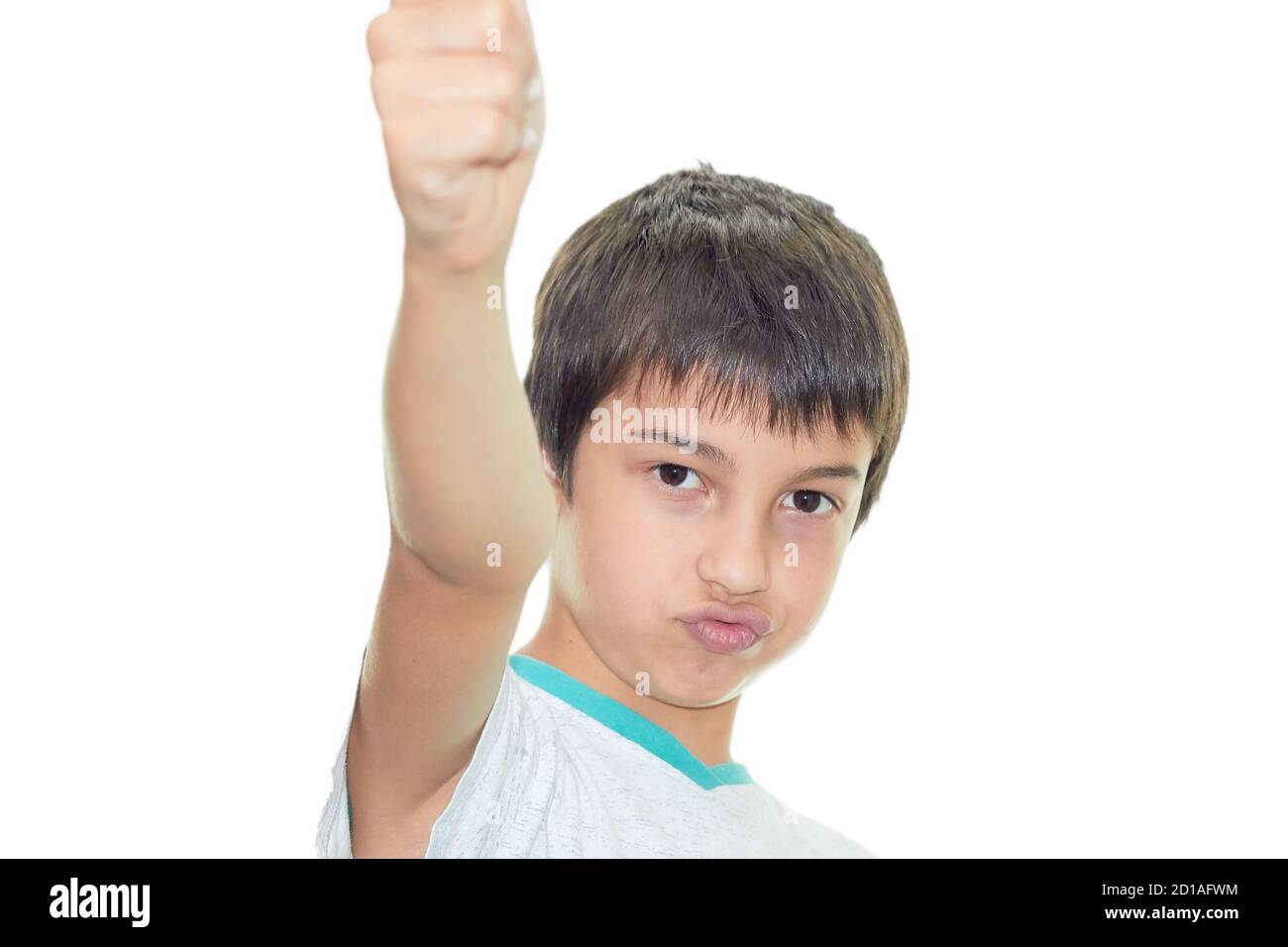 Selbstbewusster Junge schießt den Finger auf die Kamera. Stockfoto
