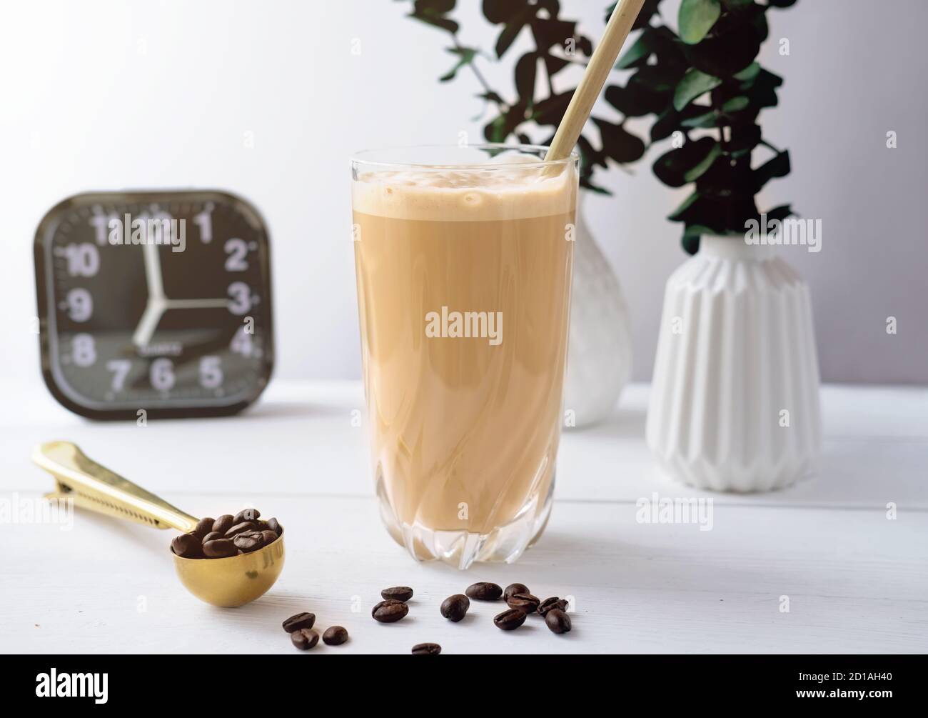 Kalter Kaffee Protein Milkshake Smoothie trinken in einem Glas. Kollagen trinken Kaffee aromatisiert auf Holz Hintergrund. Gesundes Getränk für die Haut Schönheit und Gelenke Fülle für die morgendliche Aufnahme.. Copy space. Stockfoto