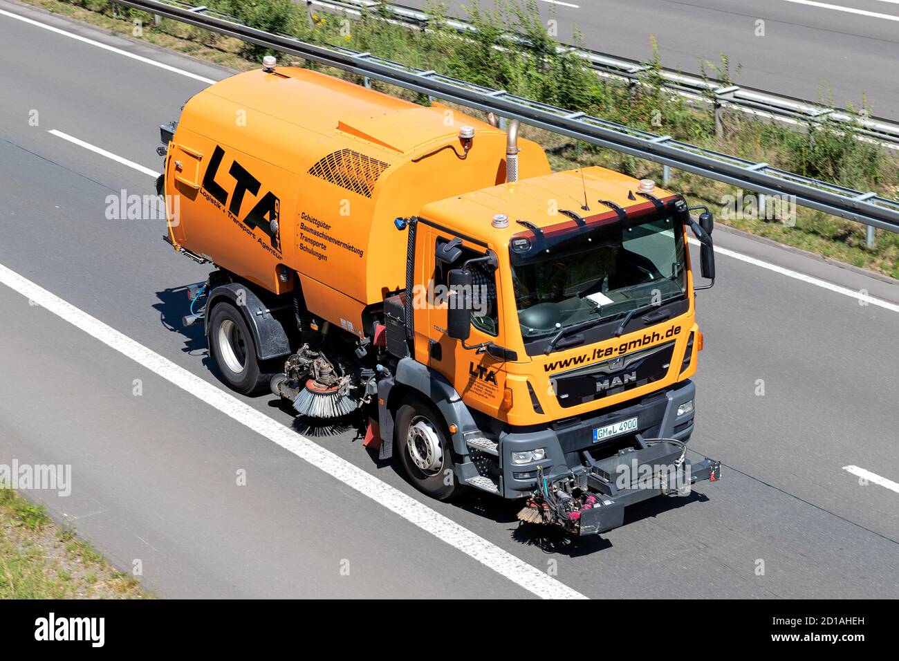 LTA MAN TGM Kehrmaschine auf der Autobahn. Stockfoto