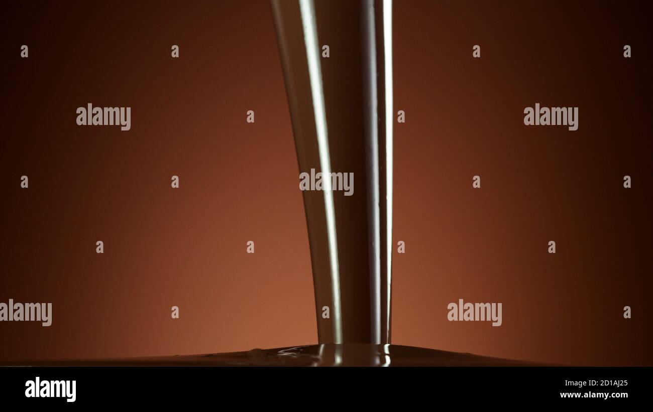 Abstrakte Form von Gießen schmelzende Schokolade isoliert auf weichen Gradienten Hintergrund Stockfoto