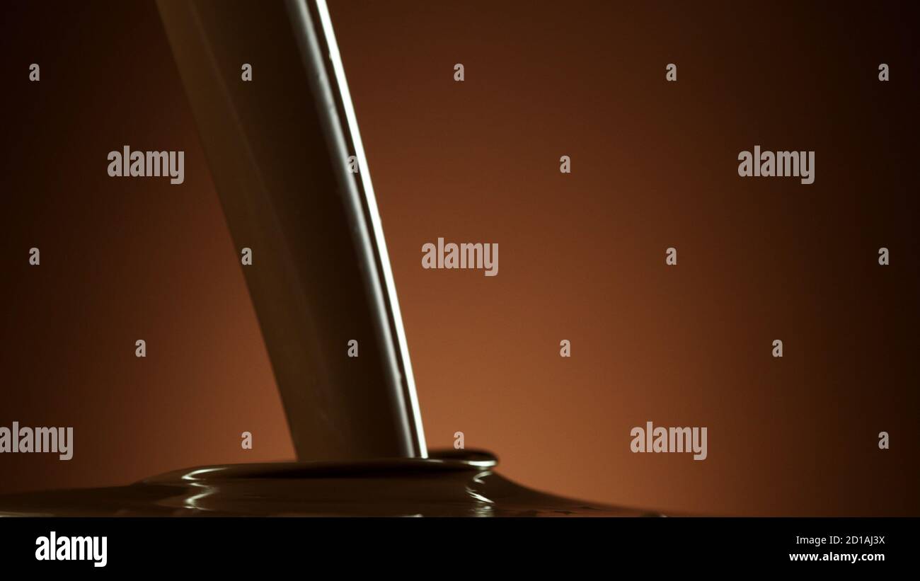 Abstrakte Form von Gießen schmelzende Schokolade isoliert auf weichen Gradienten Hintergrund Stockfoto