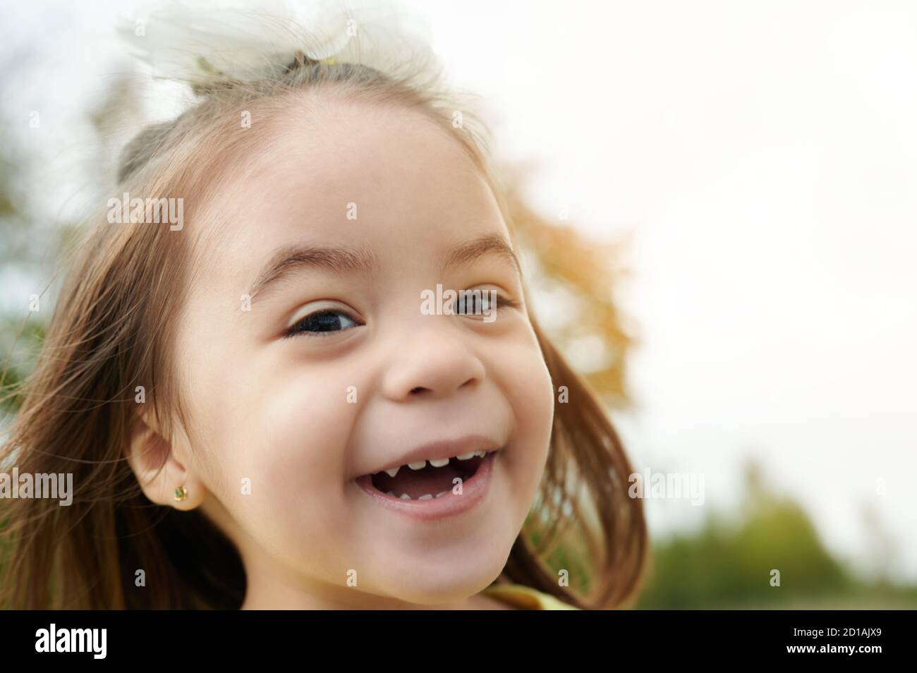 Porträt von glücklich breiten Lächeln Baby Mädchen auf natürliche verschwommen Hintergrund Stockfoto