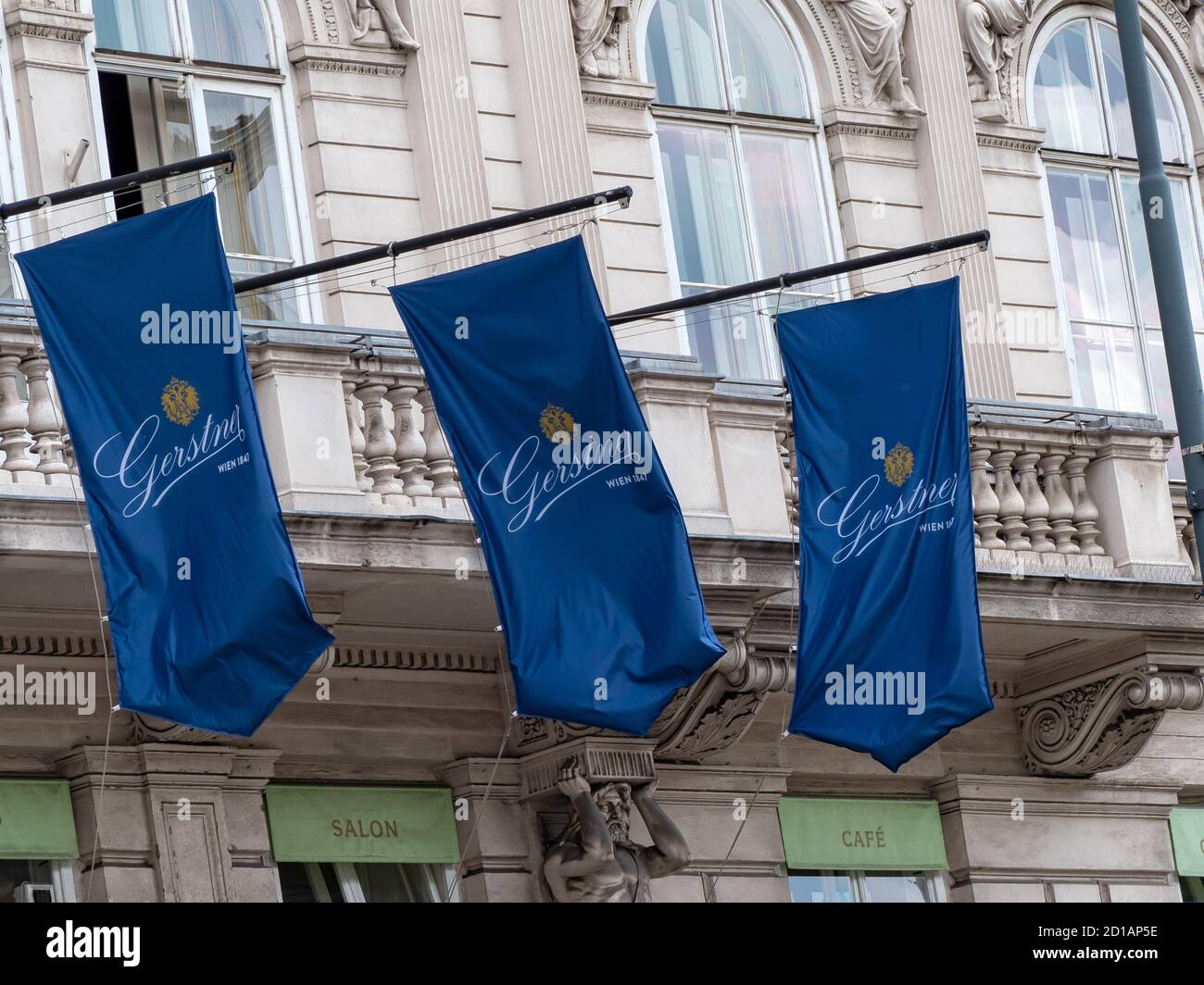 WIEN, ÖSTERREICH - 14. JULI 2019: Bannerschilder vor dem Süßwarenladen Gerstner K. u. K. Hofzuckerbacker Stockfoto