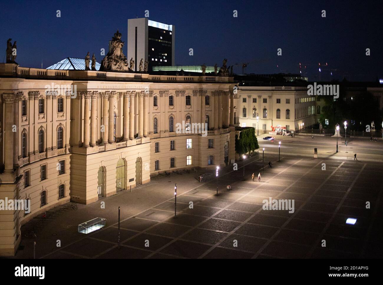 Humboldt-Universität (Rechtswissenschaftliche Fakultät) mit Bebelplatz während der Nacht in Berlin, Deutschland Stockfoto