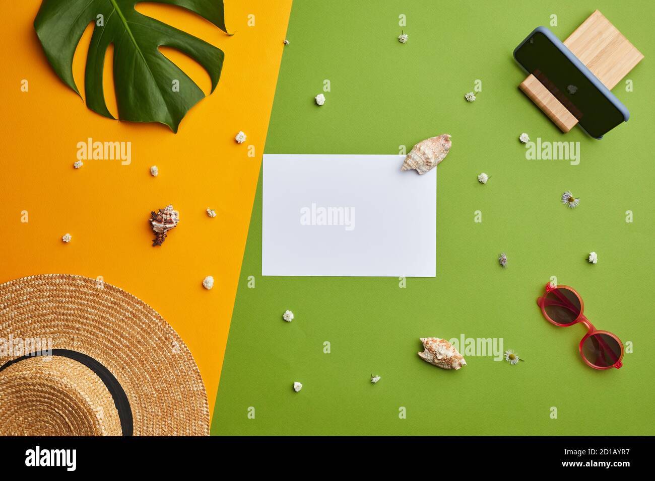Helle Farbe Pop Zusammensetzung von Strohhut blank weißes Papier über grafische tropische Hintergrund mit Urlaub Vibes, kopieren Raum Stockfoto