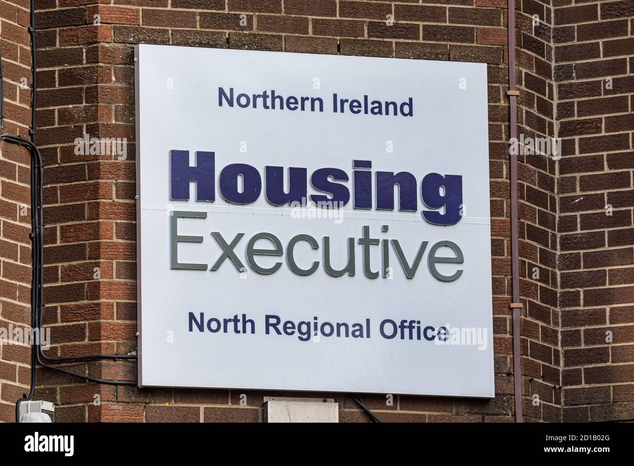 Derry, Nordirland - 27. September 2020: Das Zeichen für Northern Ireland Housing Executive in Derry. Stockfoto