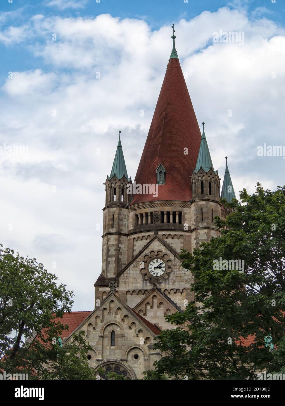 WIEN, OSTERREICH - 14. JULI 2019: Kirchturm des Hl. Franziskus von Assisi Kirche Stockfoto