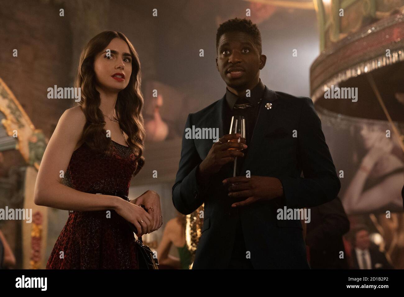 'Emily in Paris' (L bis R) Lily Collins als Emily und Samuel Arnold als Luke in Episode 107 von 'Emily in Paris' Credit: Stephanie Branchu/Netflix/The Hollywood Archive Stockfoto