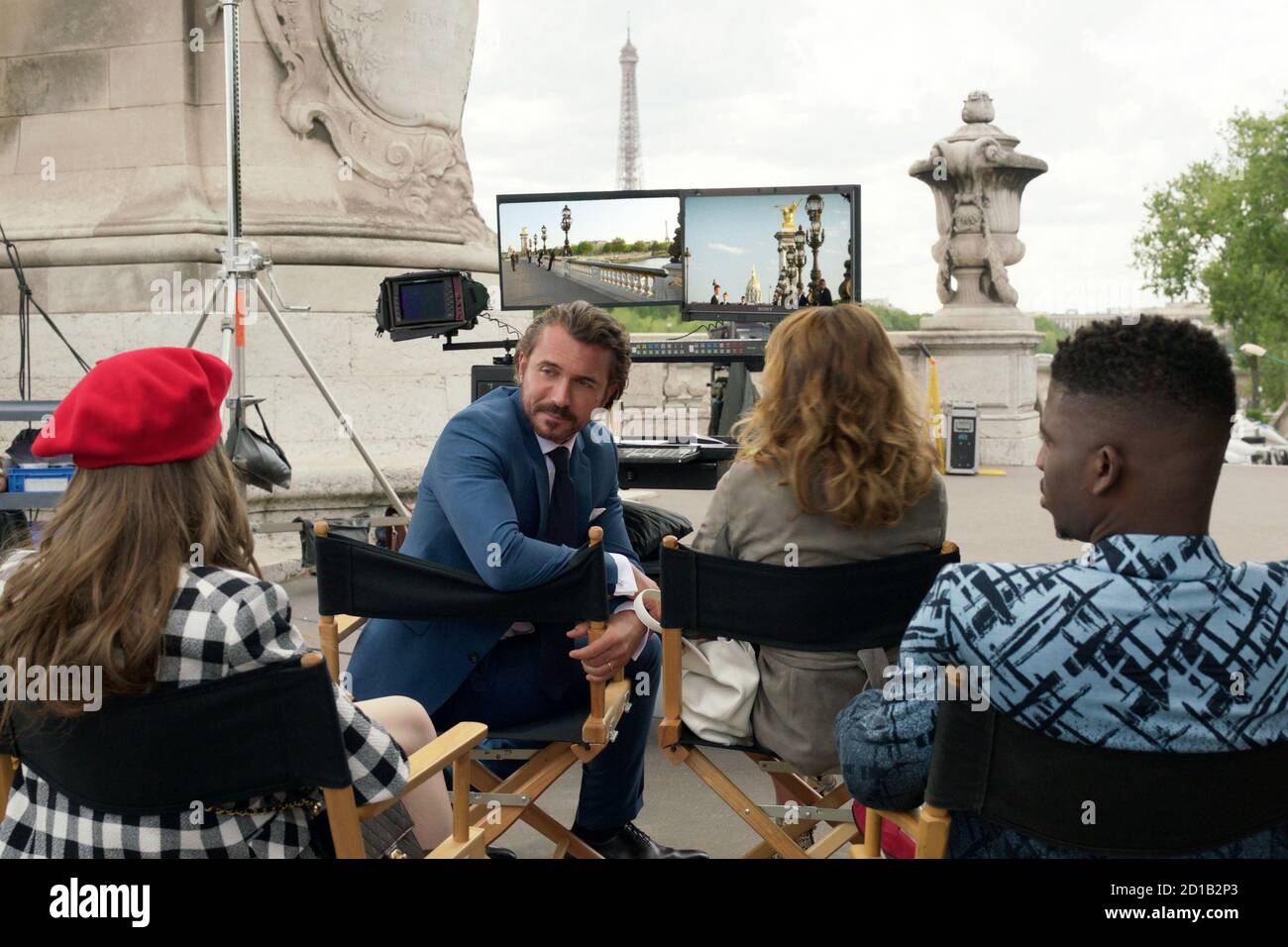 'Emily in Paris' (L bis R) Lily Collins als Emily, William Abadie als Antoine Lambert, Philippine Leroy-Beaulieu als Sylvie Grateau und Samuel Arnold als Luke in Episode 103 von 'Emily in Paris' Credit: Netflix/The Hollywood Archive Stockfoto