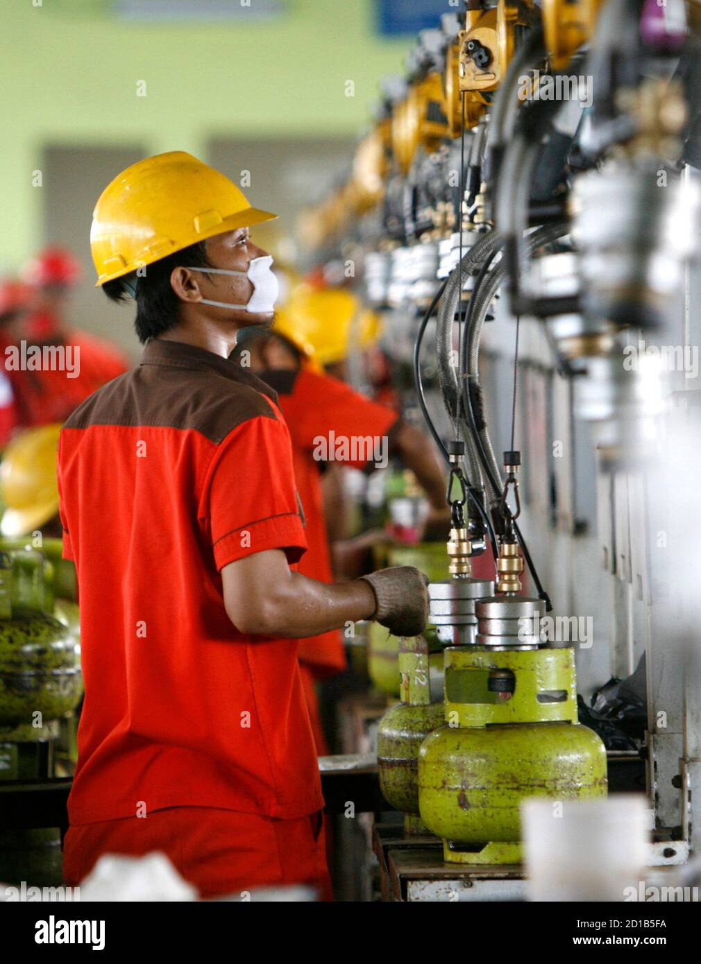 Arbeiter füllen LPG (Flüssiggas) Kanister in PT Pertamina LPG-Tankstelle in  Jakarta 7. Juli 2010. PT Pertamina begann mit dem Verkauf die Gasschläuche  Regler mit SNI, Unfälle von Gasexplosionen zu minimieren. Da die