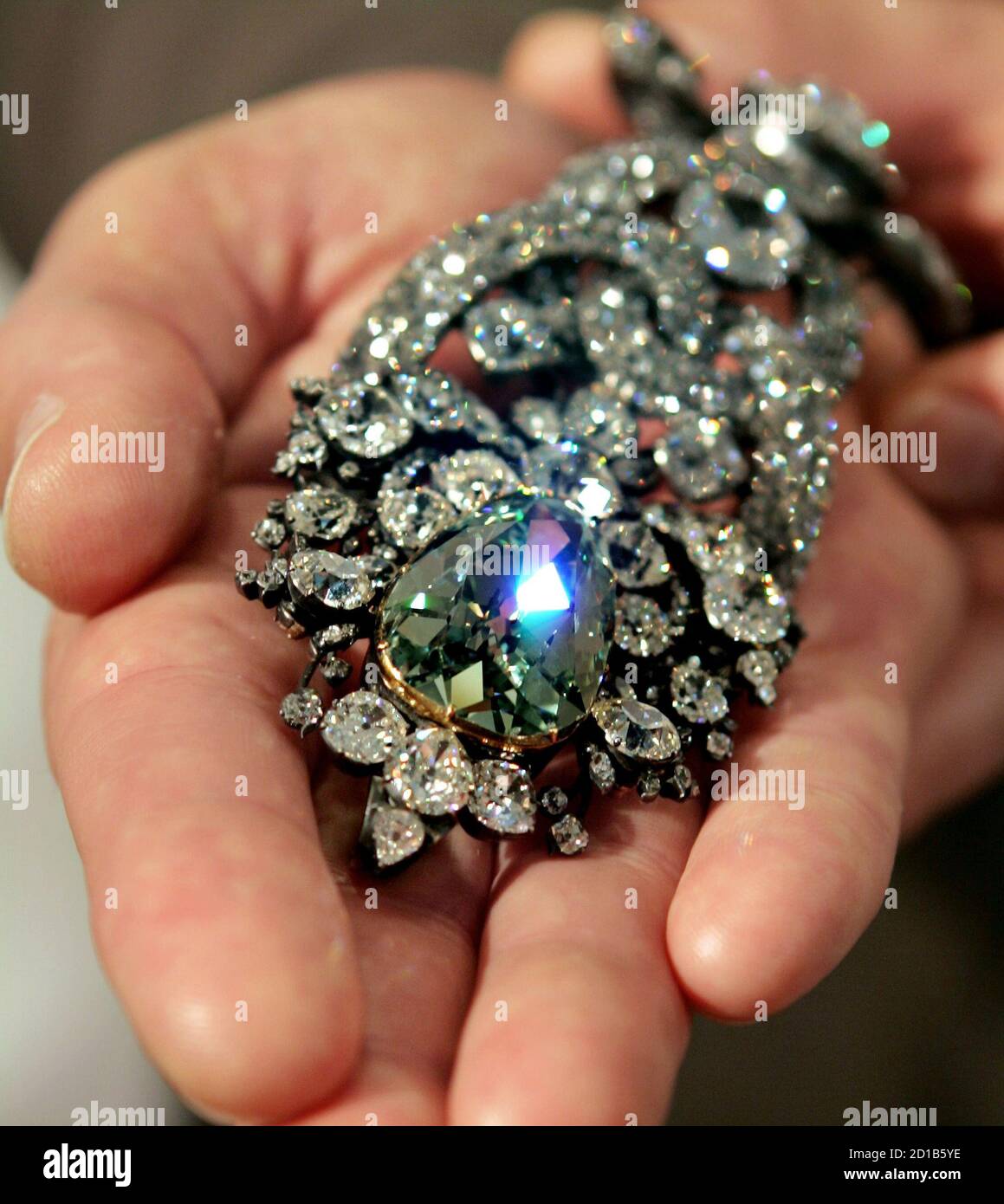 Us Juwelier Harry Winston Chairman Ronald Winston Zeigt Der Weltweit Grossten Grunen Diamanten Dresden Green Diamond In Tokios Noblen Ginza Einkaufsviertel 8 September 2005 Winston Namens 40 70 Karat Diamant Ein Wunder Der Natur Und