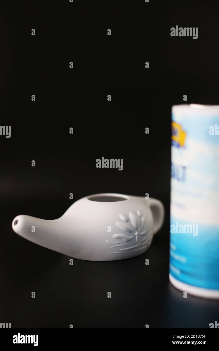 Ein Netitopf und ein Behälter mit Salz, zum Löschen von Nasengängen verwendet. Stockfoto