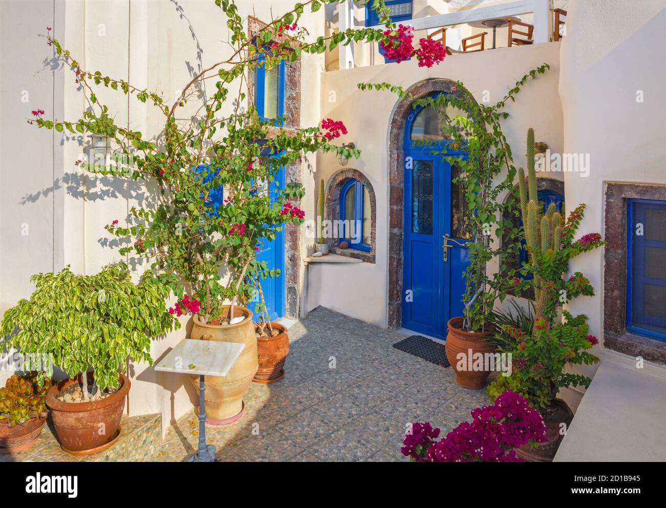 Santorini - die in der Regel wenig Haus und Hof mit Blumen in Oia. Stockfoto