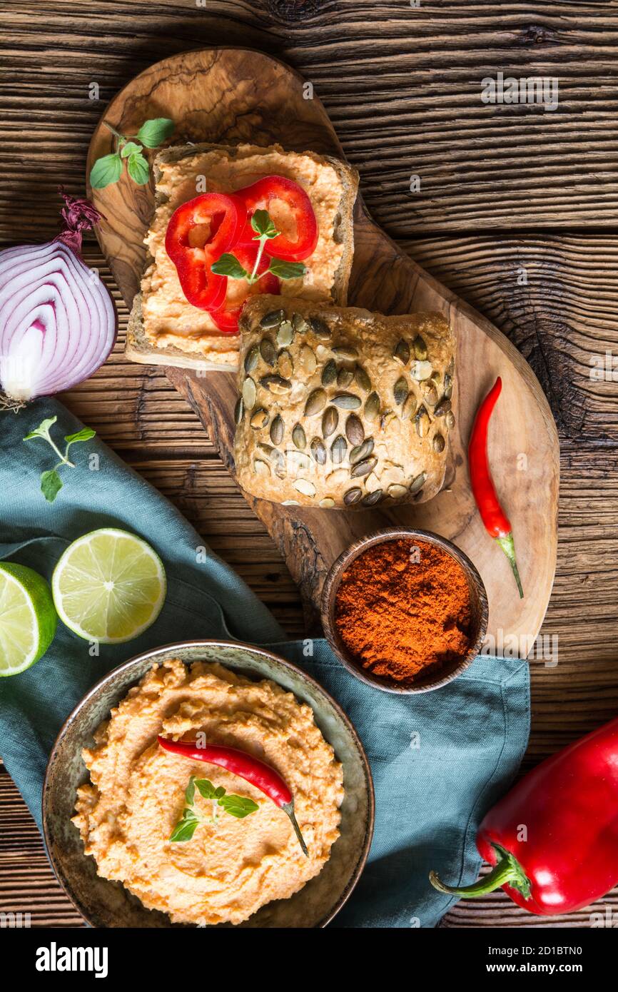 Cremiger Schafskäse mit Zwiebel, Butter und Paprikapulver zum Frühstück Stockfoto