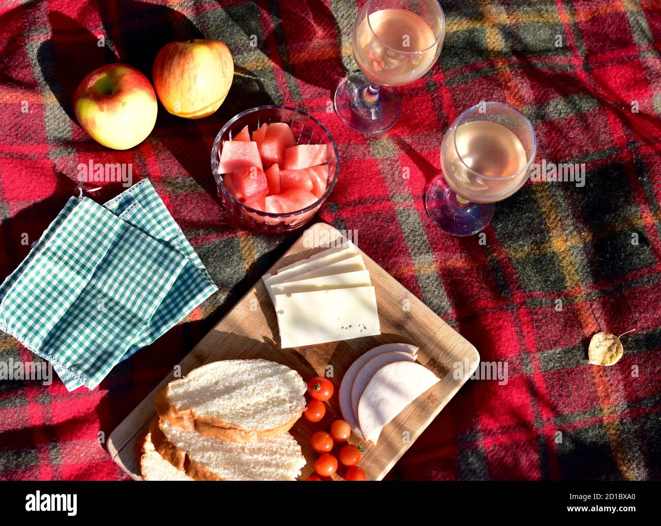 Saisonal warmer Herbstnachmittag für ein herrliches Park-Picknick Der Herbst geht mit Gourmet-Essen und Getränken Stockfoto