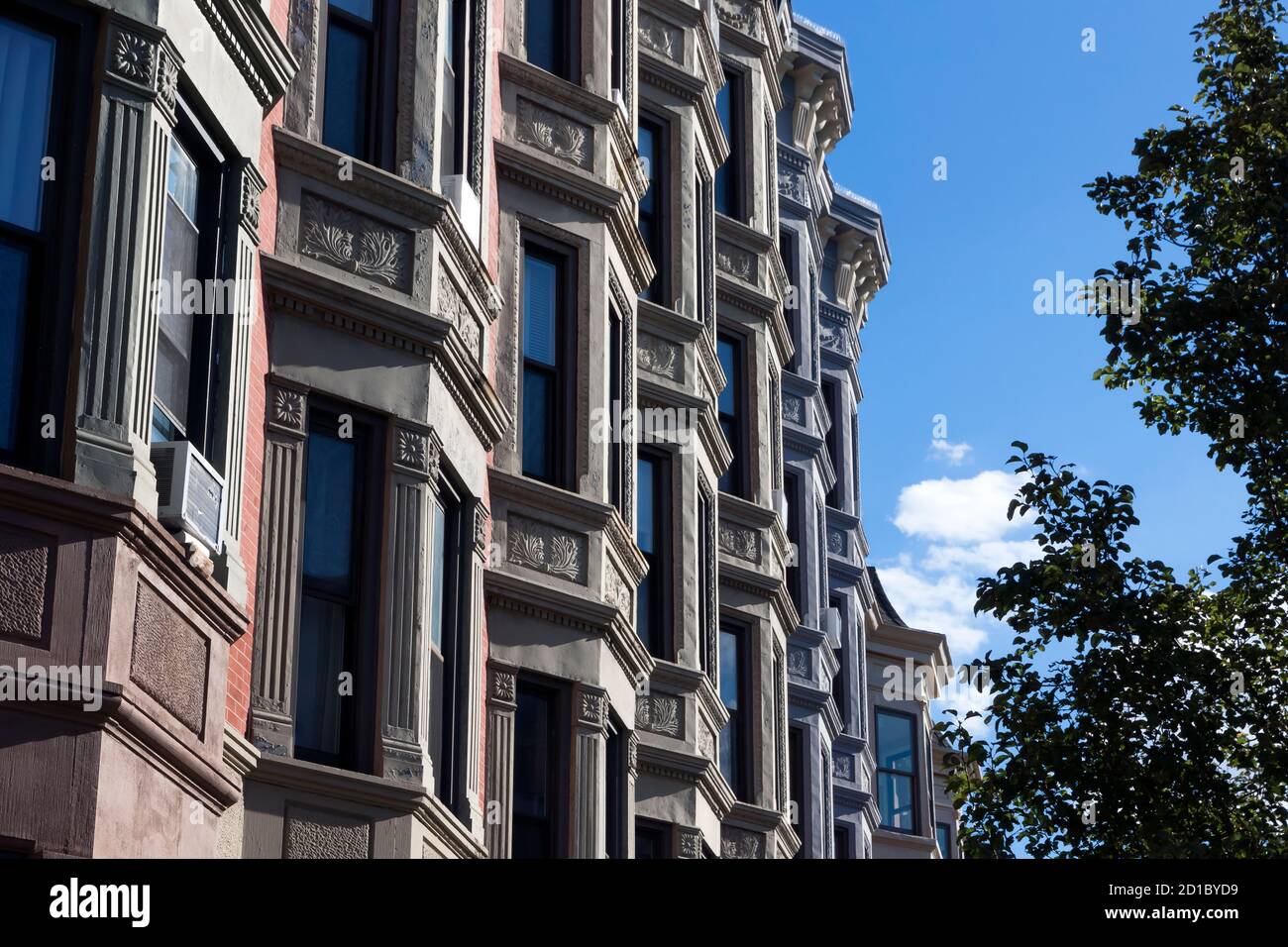Reihen von Sandsteinwohnungen in Hoboken, New Jersey. Stockfoto