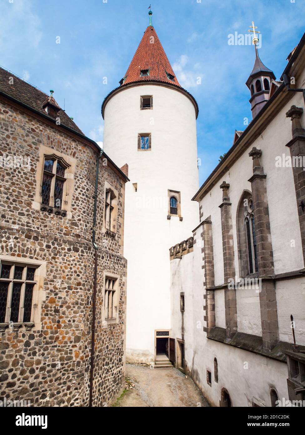 Großer Turm mit weißer Fassade und spitzen Dach auf Krivoklat mittelalterlichen Burg, Krivoklatsko, Mittelböhmen, Tschechische Republik Stockfoto