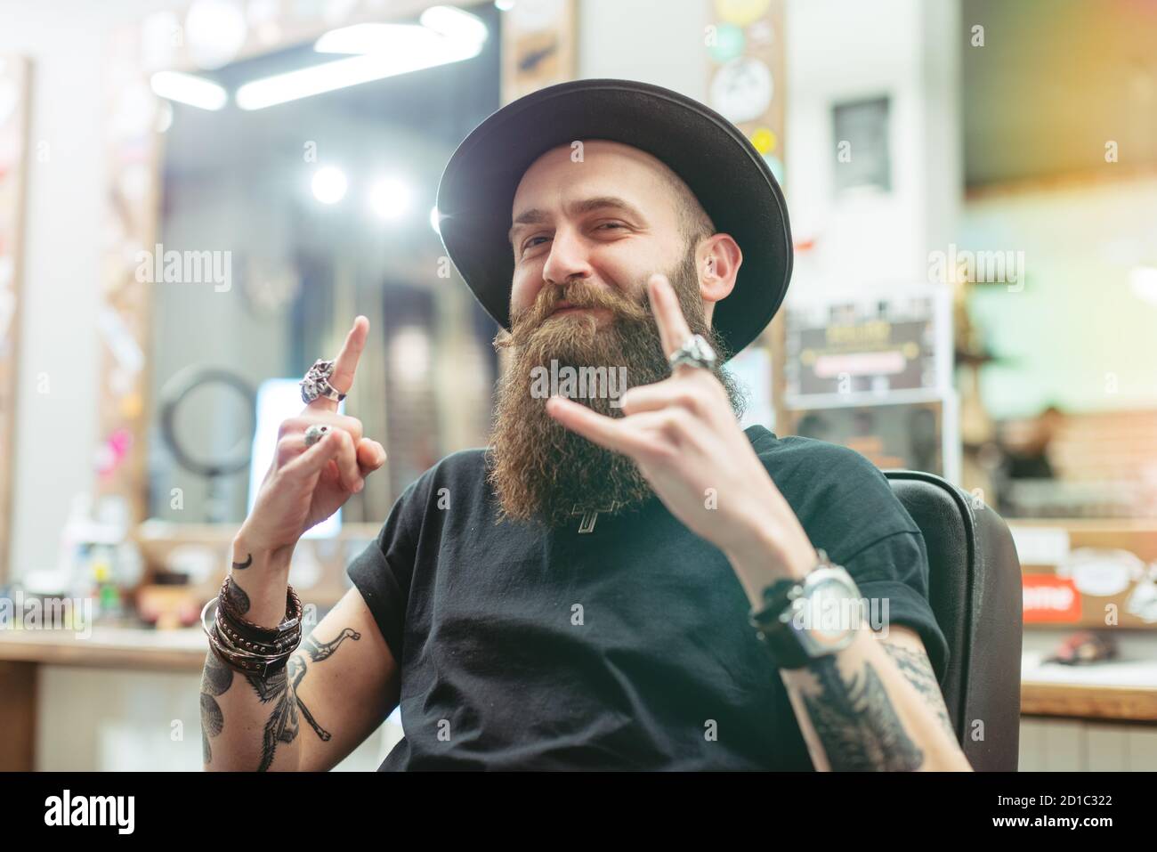 Barbier in seinem Laden zeigt, wie cool er wirklich ist Stockfoto