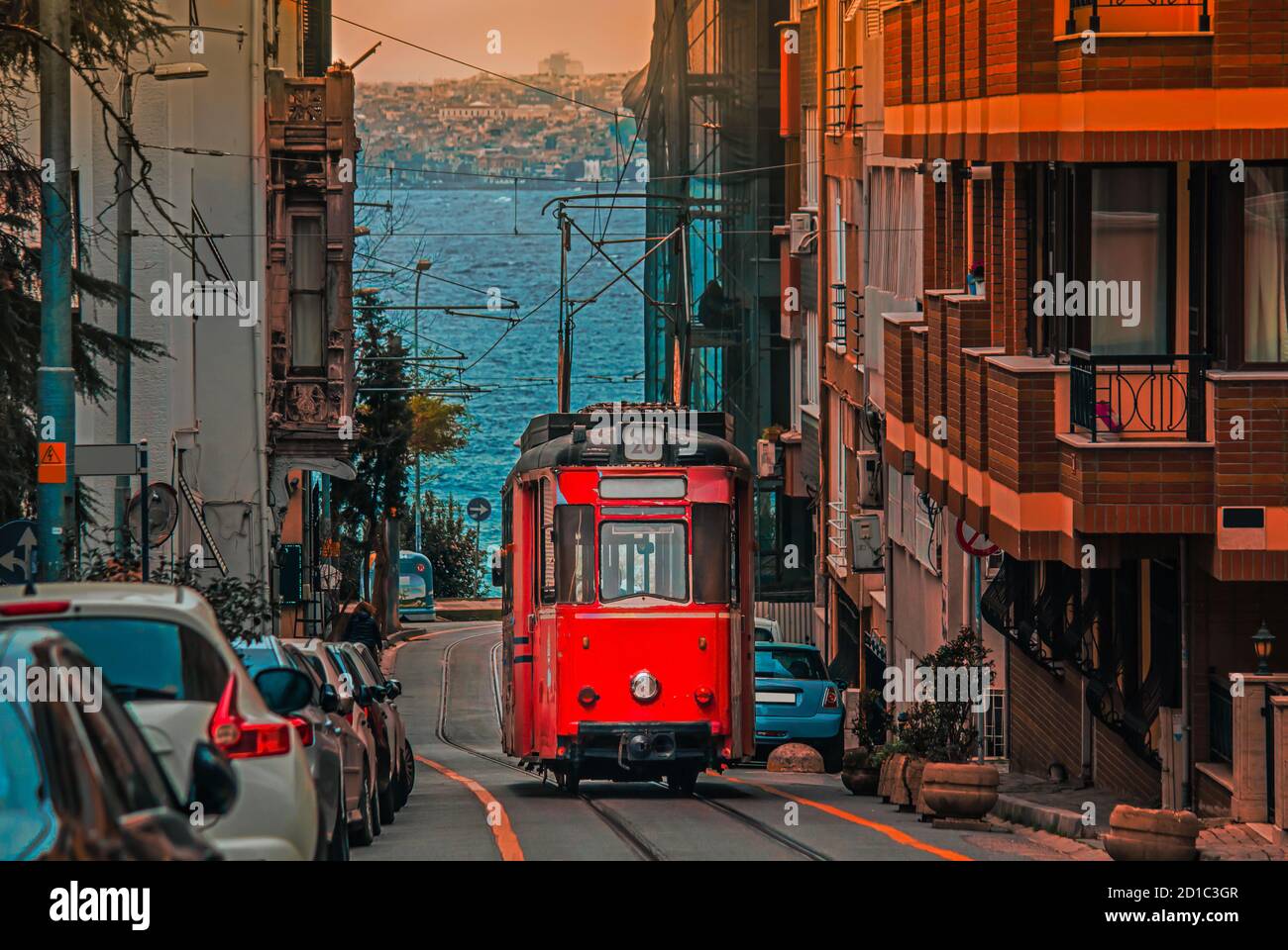 Alte nostalgische Straßenbahn, die durch die Straßen des Kadikoy-Viertels auf der asiatischen Seite Istanbuls fährt. Das trendige Viertel ist voller farbenfroher Gebäude. Marmarameer. Stockfoto