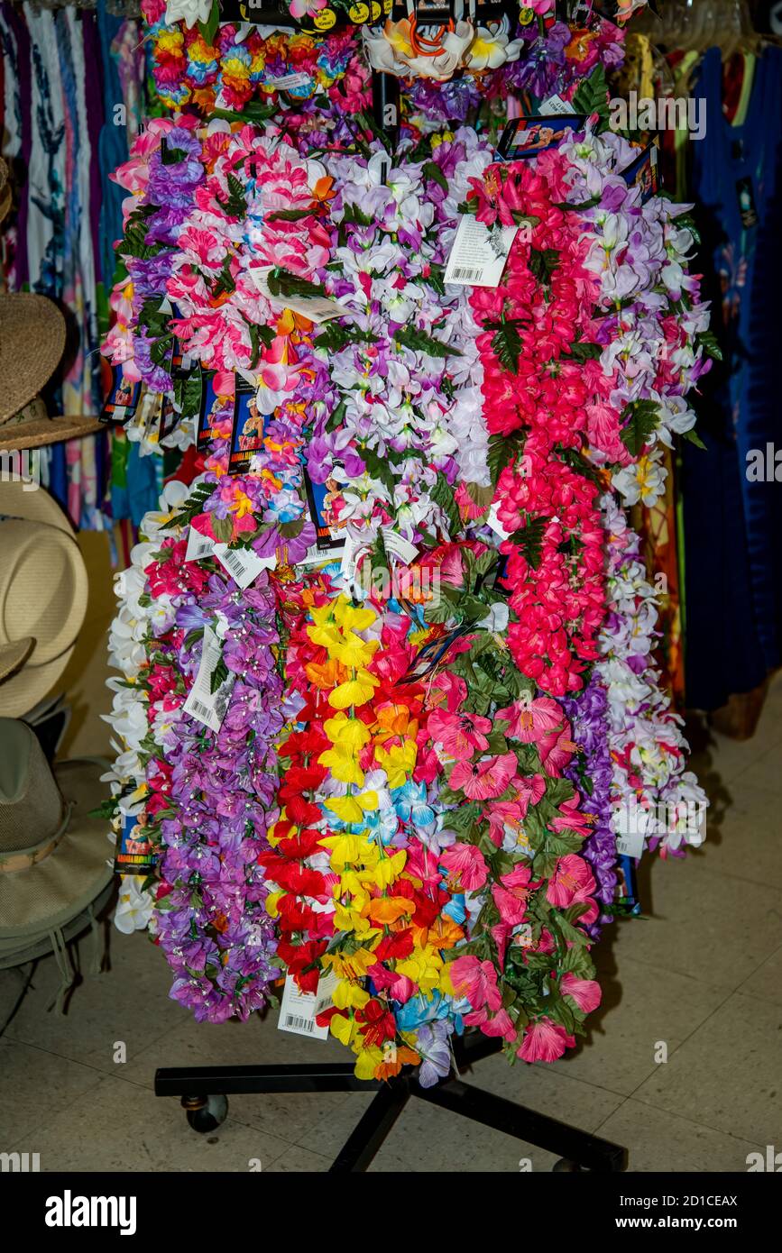 Lahaina, Maui, Hawaii. Ein örtliches Geschäft zeigt ein farbenfrohes Regal voller Lei's, die die Touristen im Urlaub kaufen können. Stockfoto