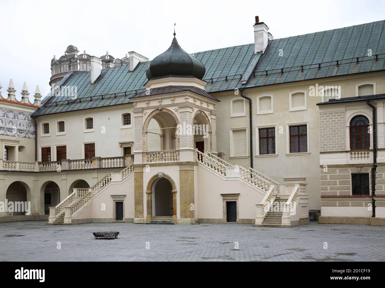 Innenhof des Schlosses Krasiczyn in der Nähe von Przemysl. Polen Stockfoto