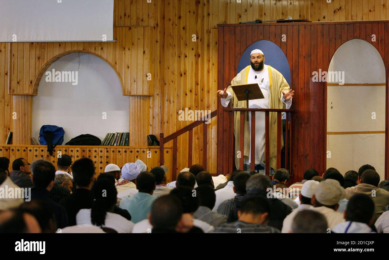 Imam Mostafa Chendid spricht während der Freitagsgebete in der Moschee der Islamischen Glaubensgemeinschaft in Kopenhagen am 7. September 2007. REUTERS/Bob Strong (Dänemark) Stockfoto