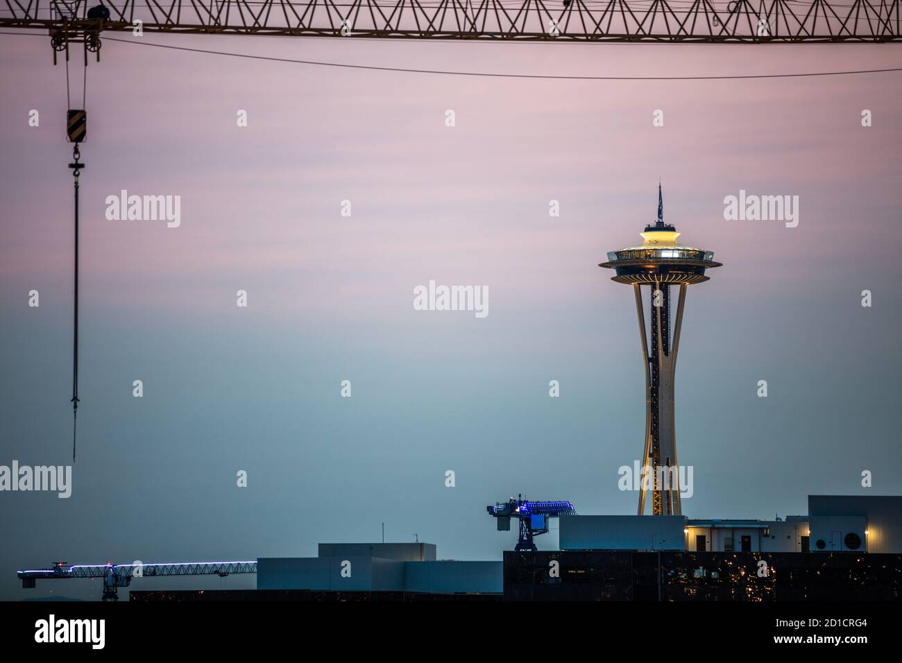 Baukran und die Space Needle bei Sonnenuntergang im Schnell wachsende Metropole Seattle Stockfoto