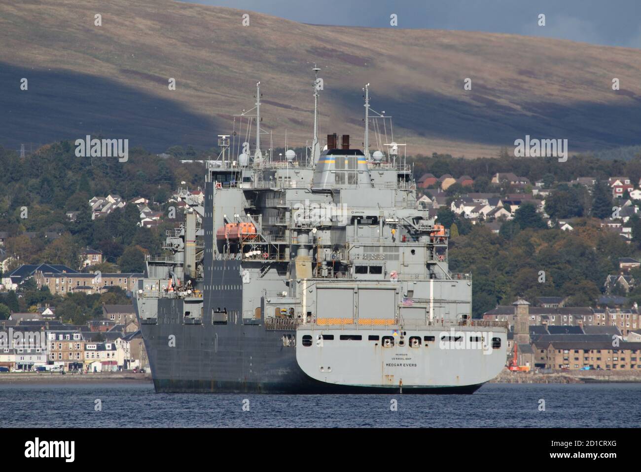 USNS Medgar Evers (T-AKE-13), ein von der United States Navy betriebenes Trockenfracht-/Nachschubschiff der Lewis- und Clark-Klasse, vor Greenock vor Anker, nachdem es zur Übung Joint Warrior 20 angekommen war. Stockfoto