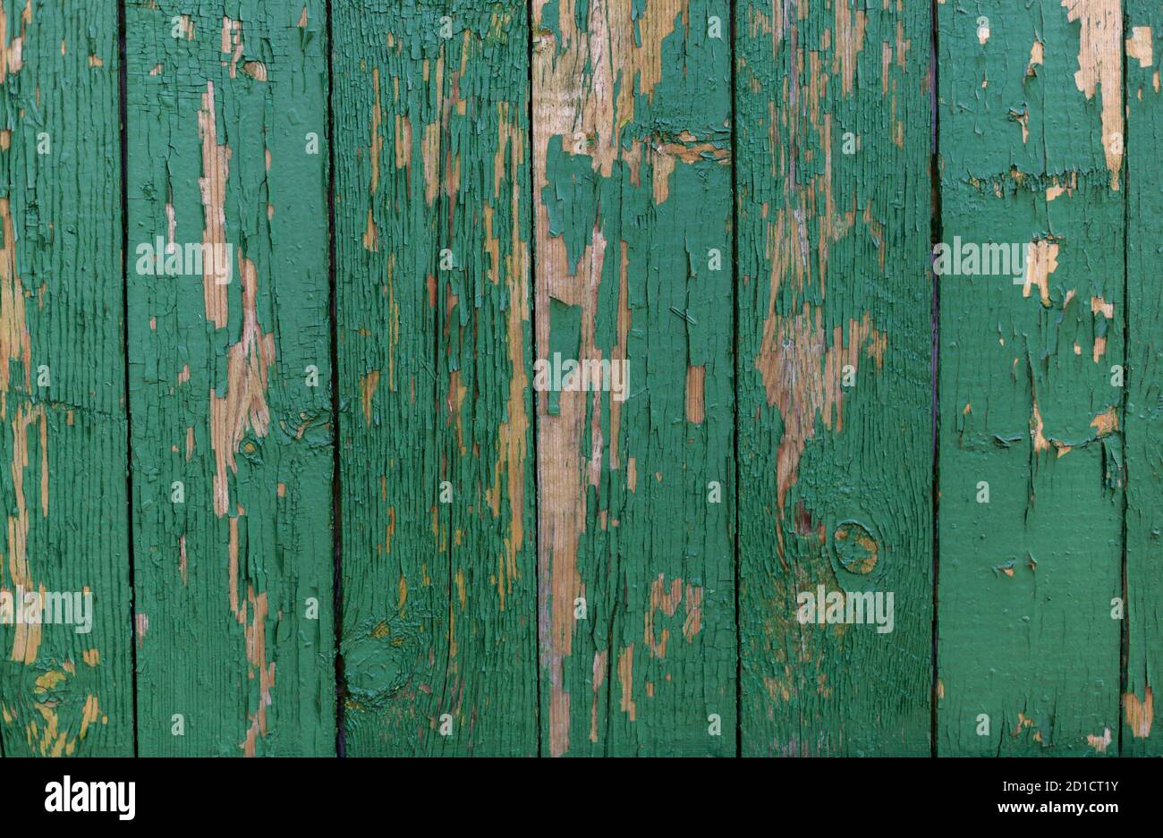 Dunkelgrün zerkratzte Grunge Holz strukturierte Wand. Alte Holzstruktur mit abblätternder Farbe. Stockfoto