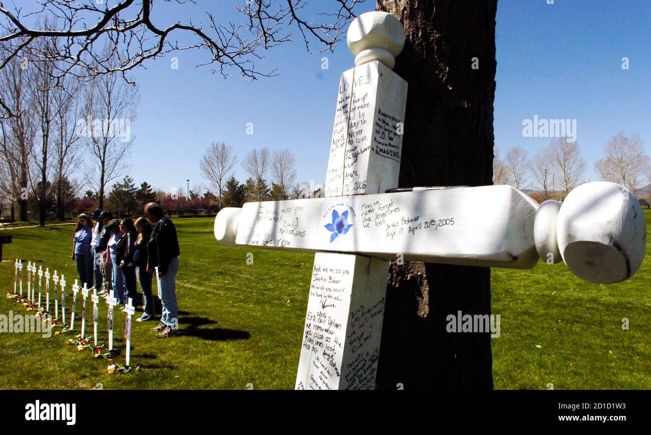 Die Gedenkstatte Fur Die Opfer Der Columbine High School Massenerschiessungen In Littleton Colorado Das Denkmal Ehrt Die 12 Schuler Und Ein Lehrer Am 20 April Getotet 1999 Von Shootern Eric Harris Und