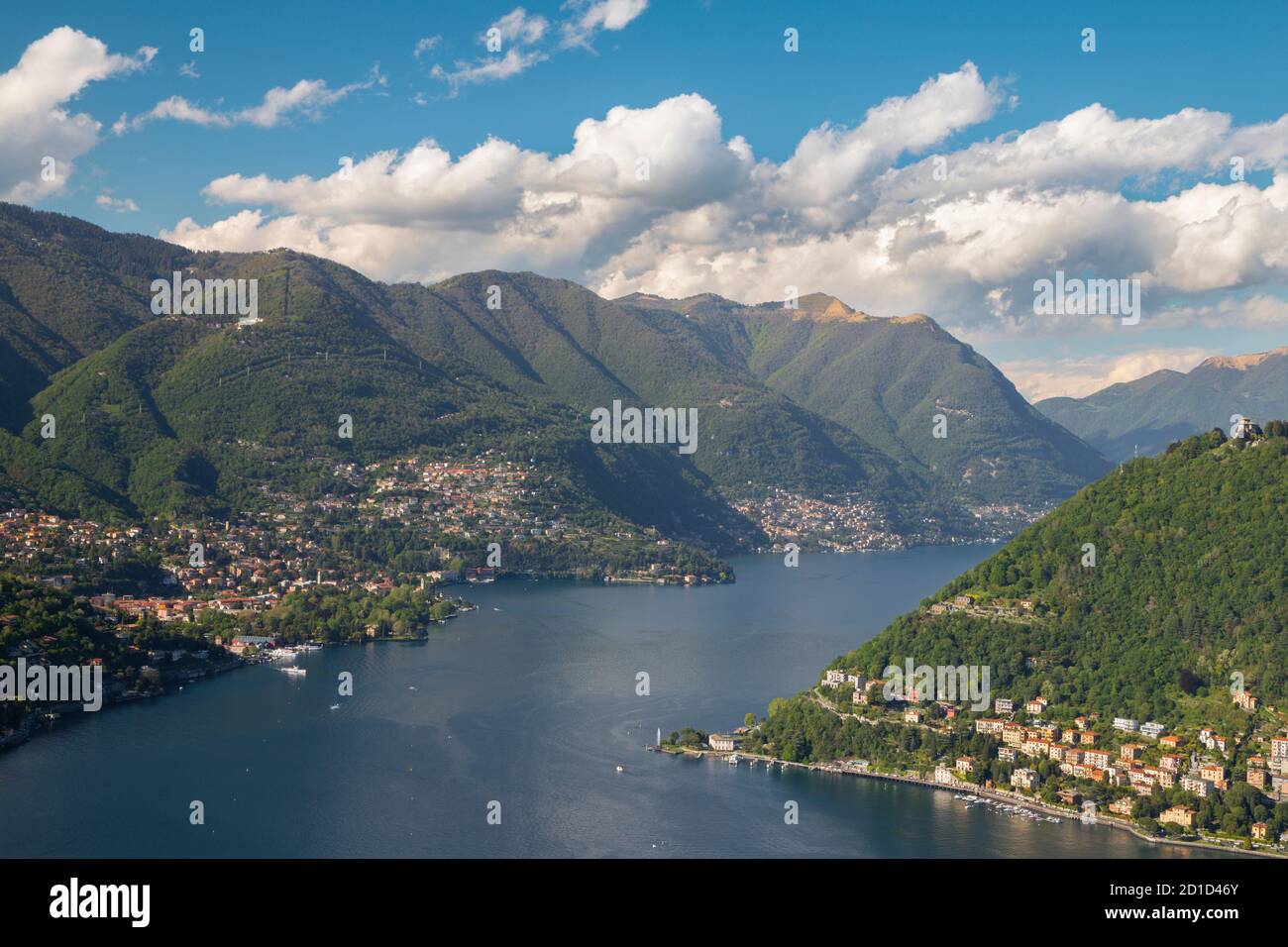 Como - die kleinen Städte unter den Bergen und Comer See. Stockfoto