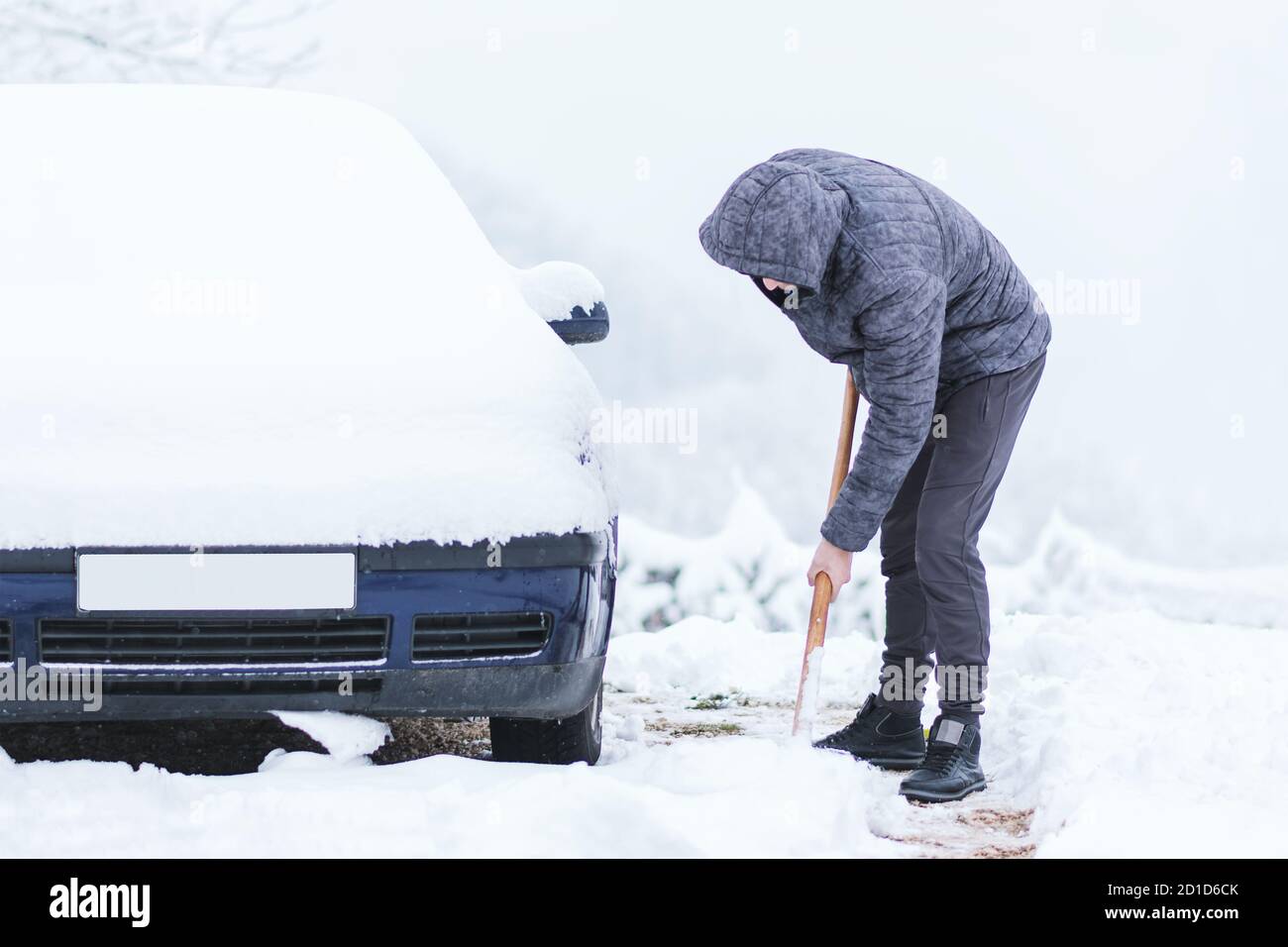 Mann nimmt Schnee als Souvenir im Auto mit
