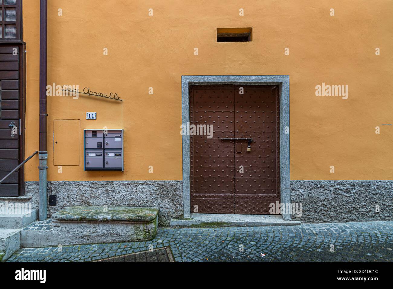 Die hölzerne Tür der Kantine, wo die Lebensmittel an einem kühlen Ort gelagert werden. Kulinarische Tour auf dem Luganersee im Tessin, Circolo di Carona, Schweiz Stockfoto