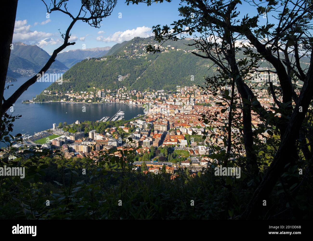 Como - die Stadt unter den Bergen und Comer See. Stockfoto