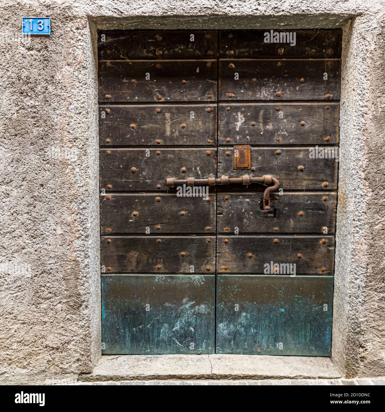 Die hölzerne Tür der Kantine, wo die Lebensmittel an einem kühlen Ort gelagert werden. Kulinarische Tour auf dem Luganersee im Tessin, Circolo di Carona, Schweiz Stockfoto