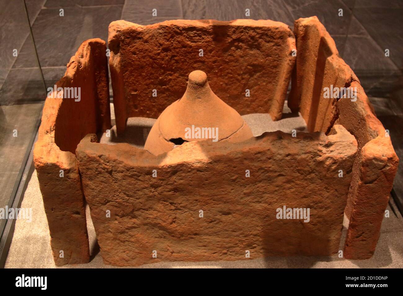 Archäologisches Museum von LaSPEZIA, Italien - Sommer 2020: Ton und Ziegel verbrannt Grab, ersten Jahrhundert v. Chr.. Stockfoto