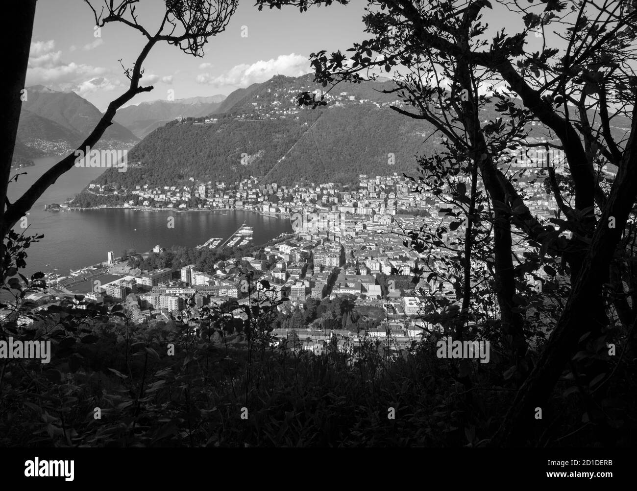 Como - die Stadt unter den Bergen und Comer See. Stockfoto