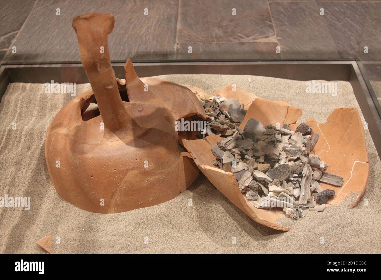 Archäologisches Museum von LaSPEZIA, Italien - Sommer 2020: Ton und Ziegel verbrannt Grab, ersten Jahrhundert v. Chr.. Stockfoto