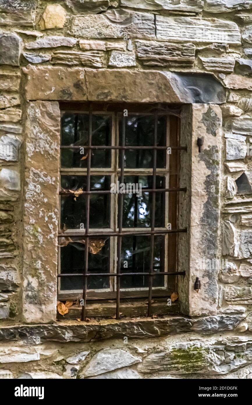 Versteckt zwischen den Bäumen, in einer Höhe von 950 Metern steht der Roccolo Meri, der Vogelturm von Scudellate. Der Turm wurde restauriert und kann zu bestimmten Zeiten auch besichtigt werden. Roccolo in Scudelate, Tessin, Schweiz Stockfoto