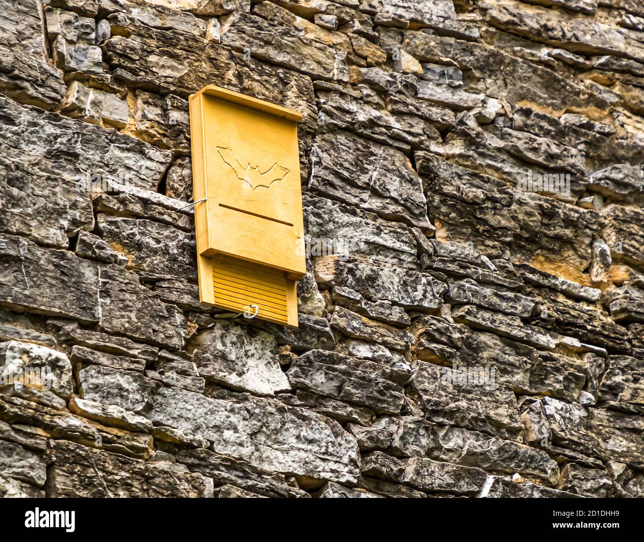 Künstlicher Schutz für Fledermäuse an einer Hauswand. Impressionen im Tessin Muggiotal, Breggia, Schweiz Stockfoto