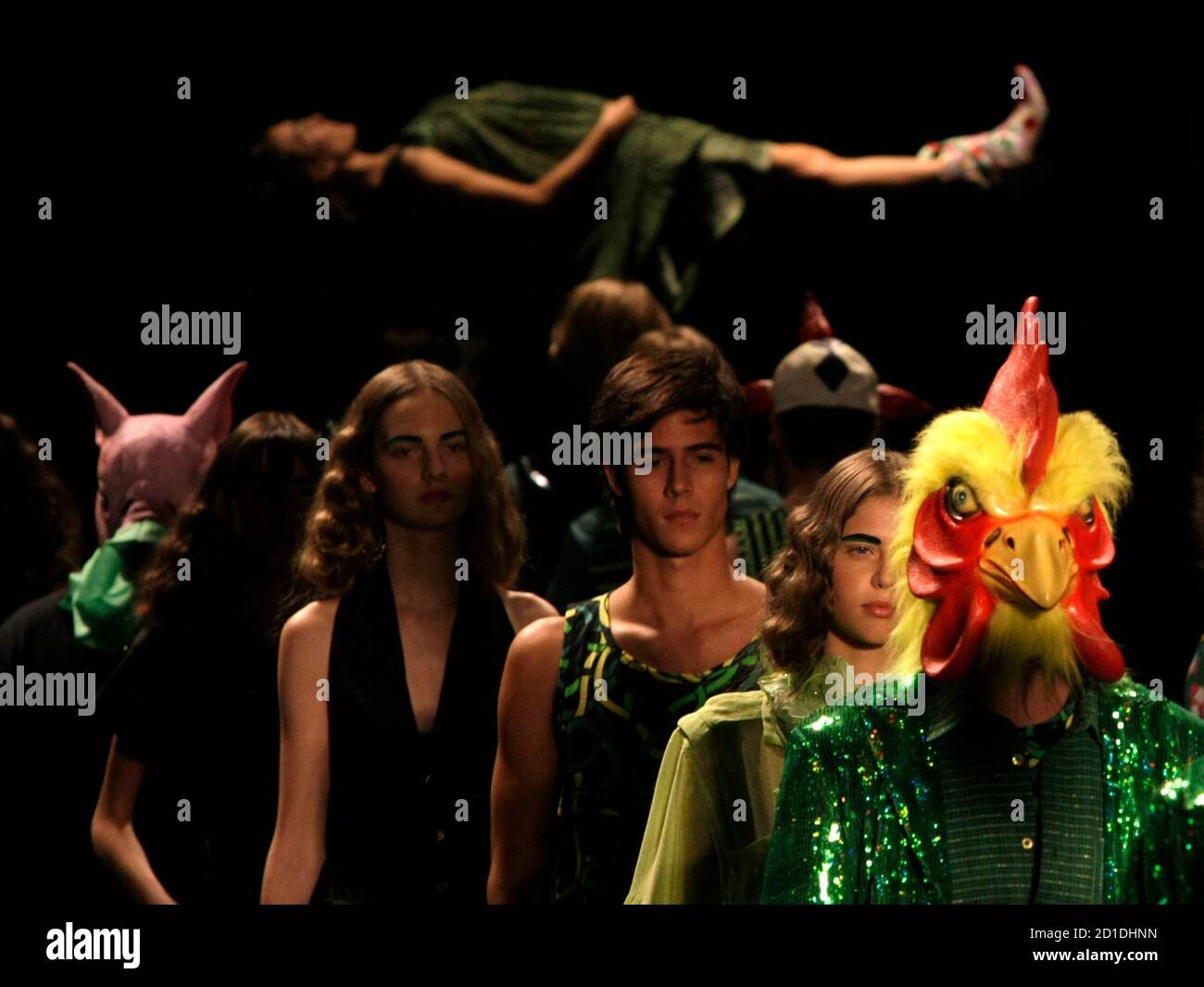 Modelle auf dem Laufsteg nach Cavalera Frühjahr-/Sommerkollektion zeigen während der Sao Paulo Fashionweek in Sao Paulo 20. Juni 2008 angezeigt. REUTERS/Paulo Whitaker (Brasilien) Stockfoto
