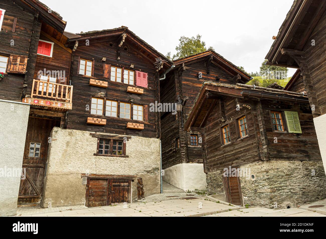 Wanderung über den Weinweg von Visperterminen nach Visp, Wallis, Schweiz. Visperterminen liegt 1,170 Meter entfernt. Das Dorf ist übersät mit alten Häusern und Scheunen. Einige von ihnen sind heute kleine Museen und zeigen, wie die Bewohner von Visperterminen, die sich Terbiner nennen, vor etwa 150 Jahren lebten. Stockfoto