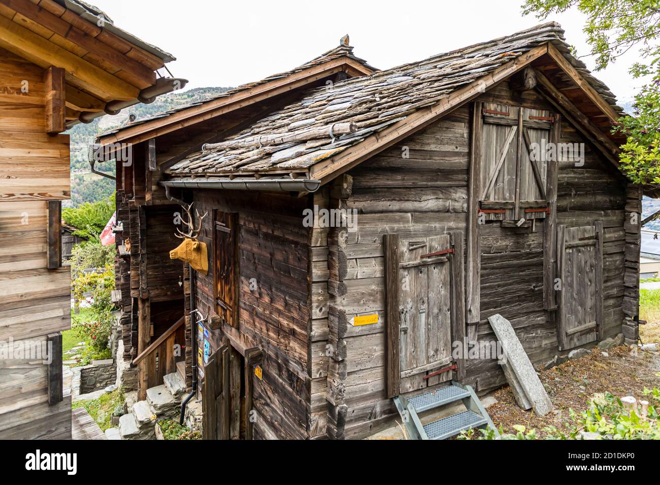 Walliser Holzhäuser am Rande eines Wanderweges auf dem Weinweg von Visperterminen nach Visp, Wallis, Schweiz Stockfoto