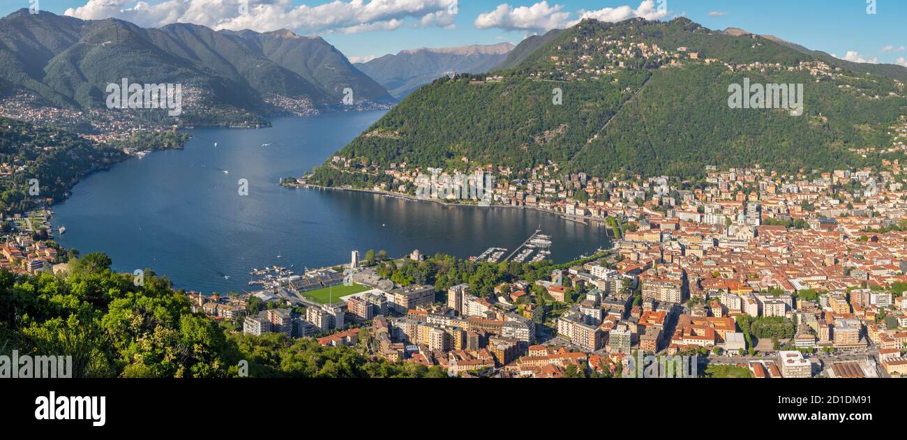 Comer See - die Stadt inmitten der Berge und den Comer See. Stockfoto