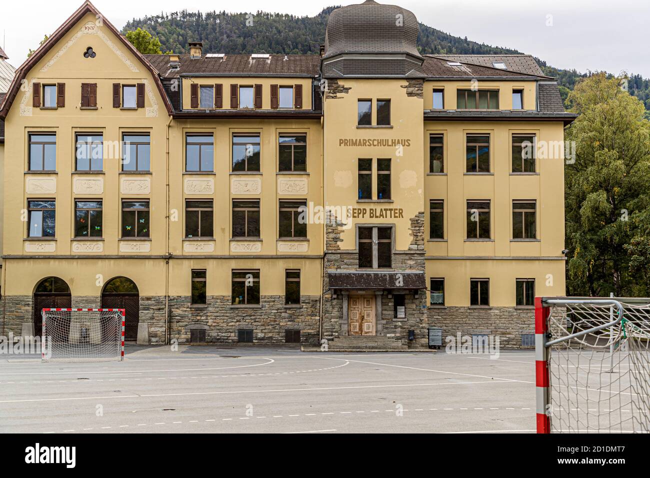 Grundschule benannt nach dem FIFA-Fußballoffizier Sepp Blatter in der Walliser Stadt Visp, Schweiz Stockfoto
