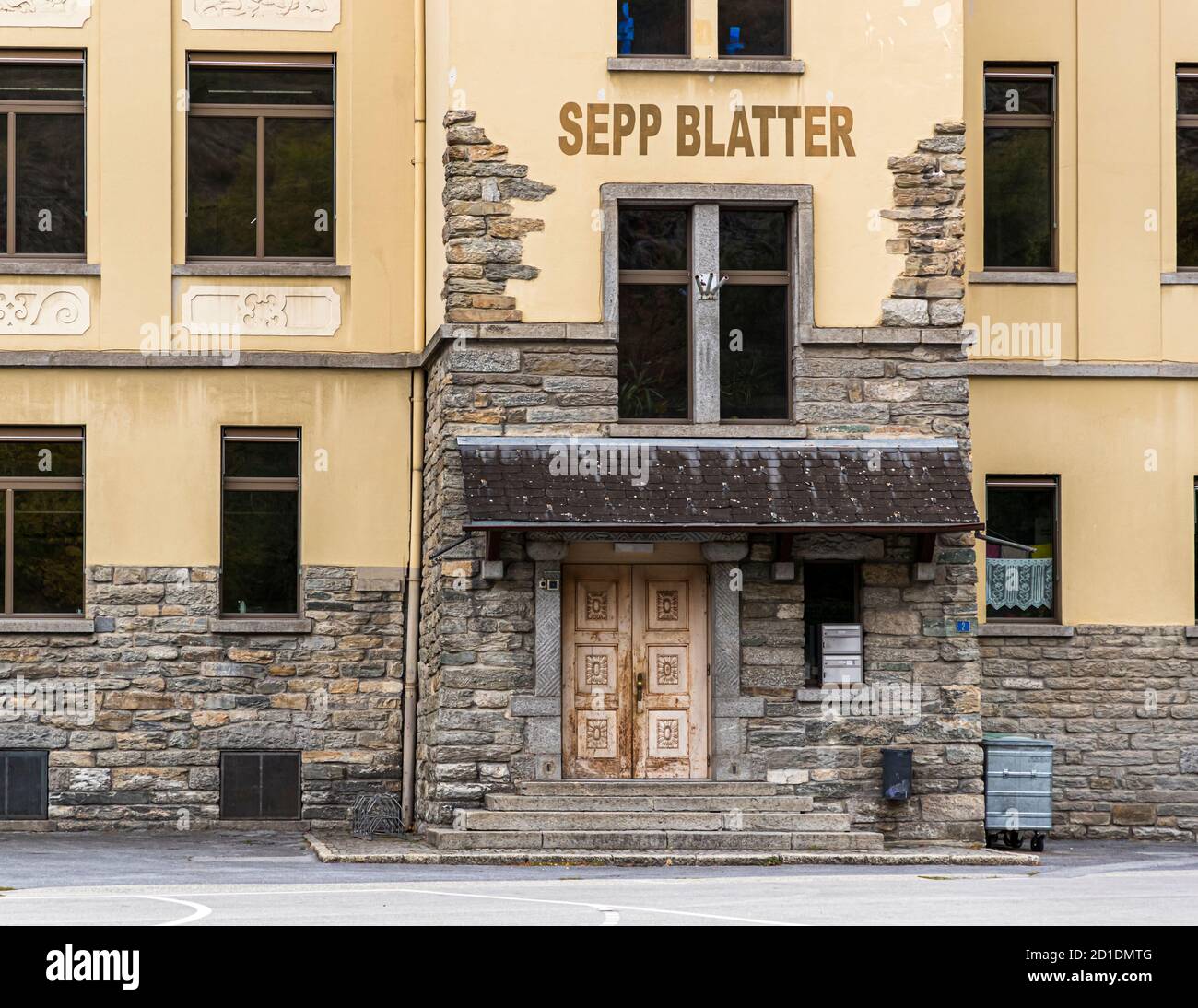 Grundschule benannt nach dem FIFA-Fußballoffizier Sepp Blatter in der Walliser Stadt Visp, Schweiz Stockfoto